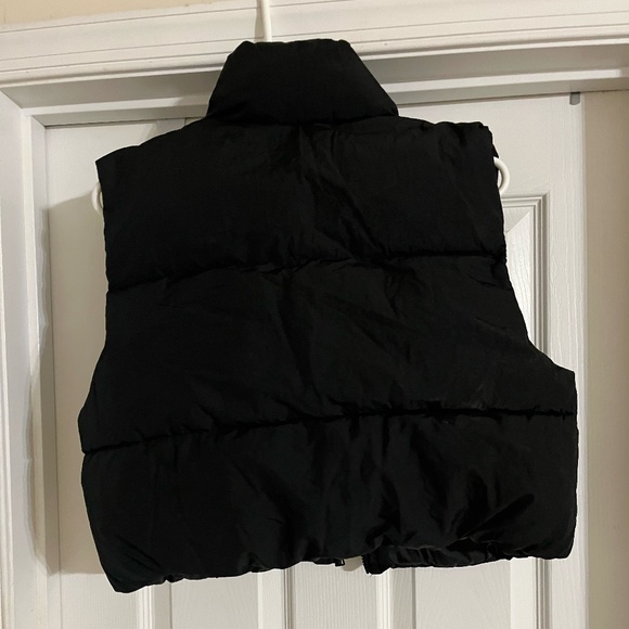 Divided H&M Women's Cropped Black Puff Vest Medium  NWT - Picture 4 of 7